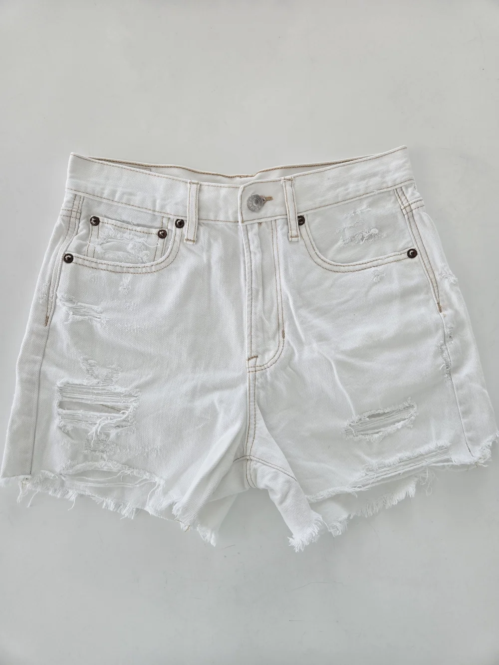 American Eagle 90s Boyfriend Shorts Raw Hem White Denim Distressed Size 2